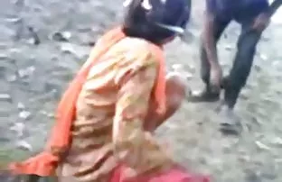 Băng bó mắt cô ấy và ...