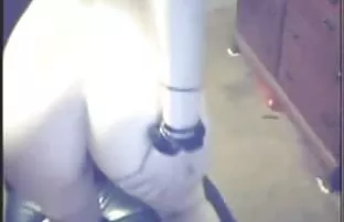 Đưa một con dao và h ...