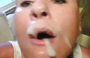 Cô gái có vui vẻ tro ...