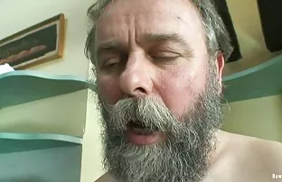 Con gái nga quản gia