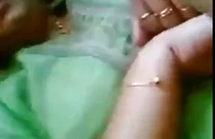 Một cô gái trên một  ...