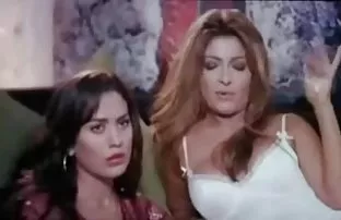 Cô gái tóc vàng cố g ...