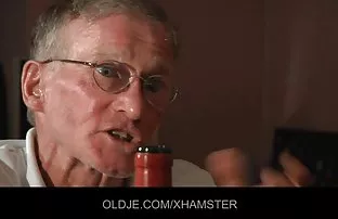 Cô cháu gái ở trong  ...